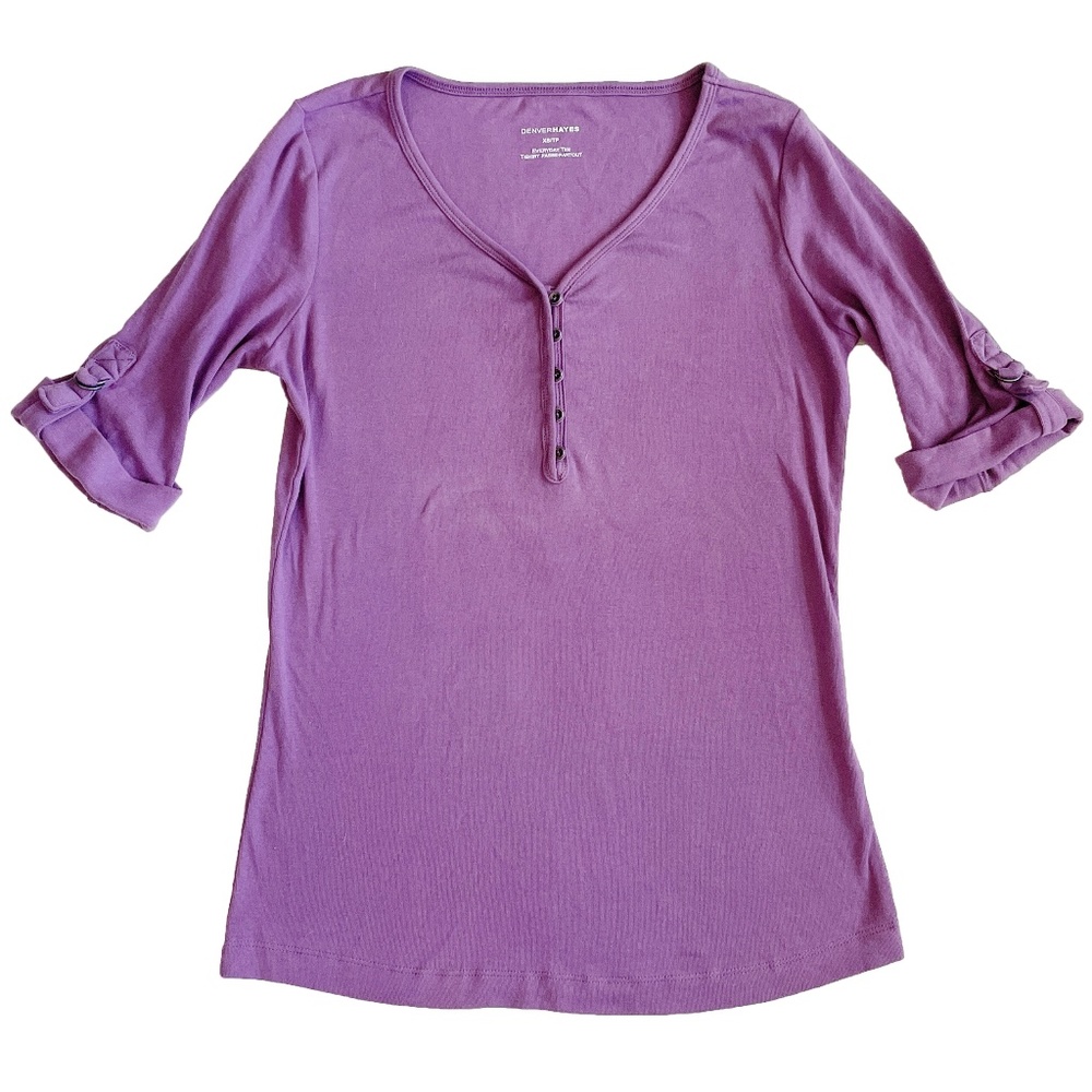 EUC Denver Hayes Everyday V-neck Tee w/ Buckle Detail in Lavender Size XS